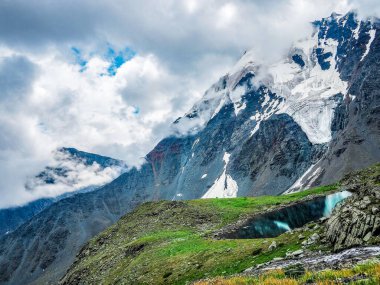Dağ Vadisi Yaz Bulutlu Güzel gölü ve karlı
