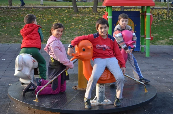 Niños jugando en el patio de recreo —  Fotos de Stock