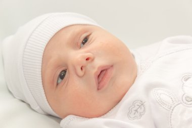 bebek beyaz bir şapka