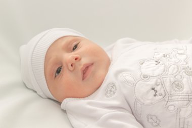 bebek beyaz bir şapka