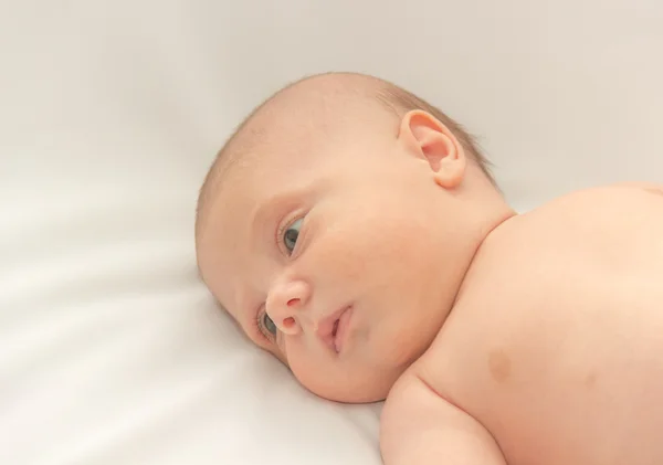 Baby auf weiß — Stockfoto