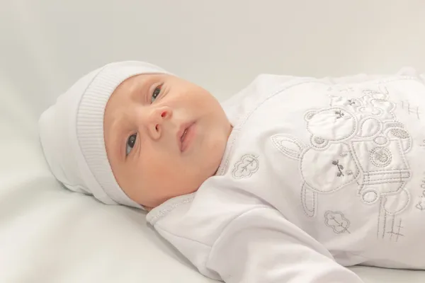 Bébé en blanc une casquette — Photo