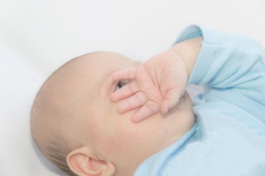 Bebek mavi gömlekli