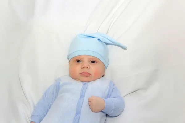 Der kleine Junge mit der blauen Mütze — Stockfoto