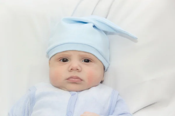 El niño pequeño una gorra — Foto de Stock