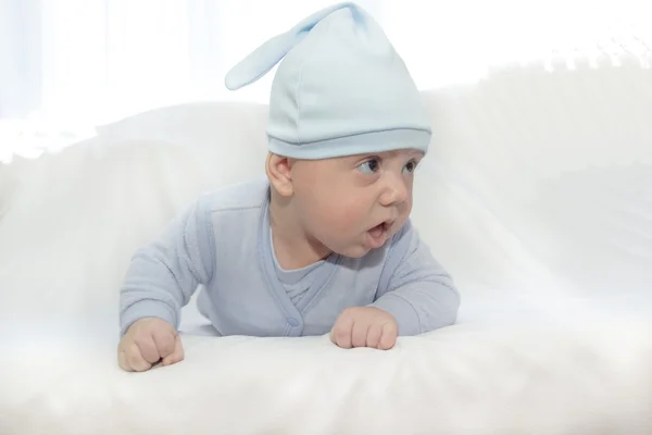 El niño de azul una gorra — Foto de Stock