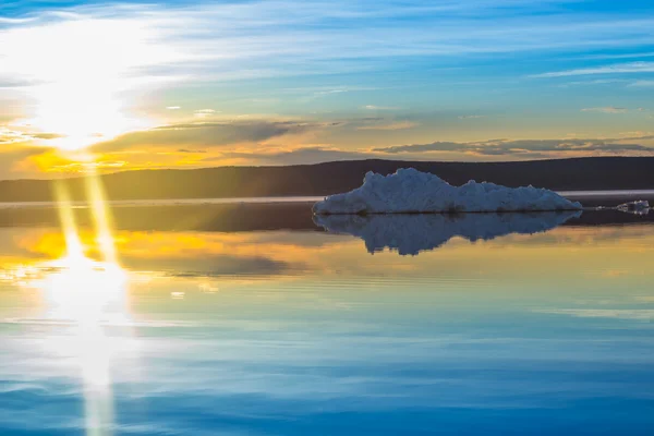 Topnienia lodowej na wiosnę górskie jezioro w słońce. — Zdjęcie stockowe
