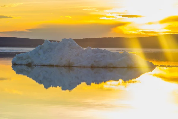 El iceberg derretido en el lago de montaña de primavera en el sol poniente . — Foto de Stock