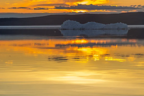 在夕阳的春山湖上融化的冰山. — 图库照片