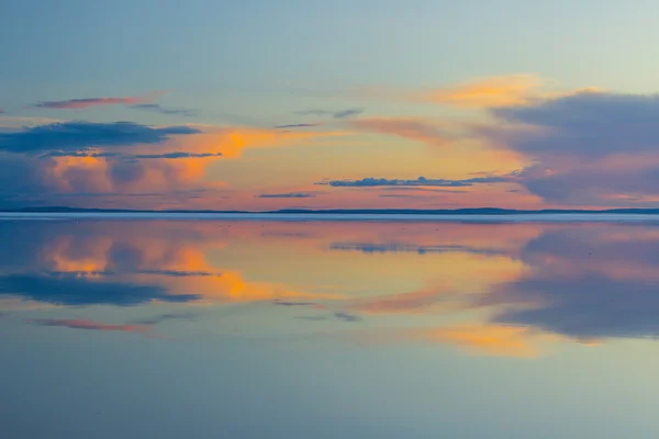 Derretimiento del lago de montaña de primavera en el sol poniente . — Foto de Stock