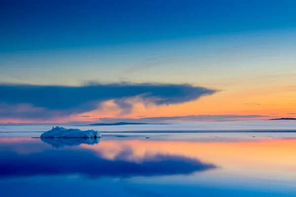 O iceberg derretendo no lago de montanha de primavera no pôr-do-sol . — Fotografia de Stock