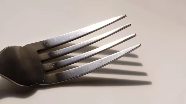 Tenedor y cuchara aislados sobre fondo blanco — Foto de Stock