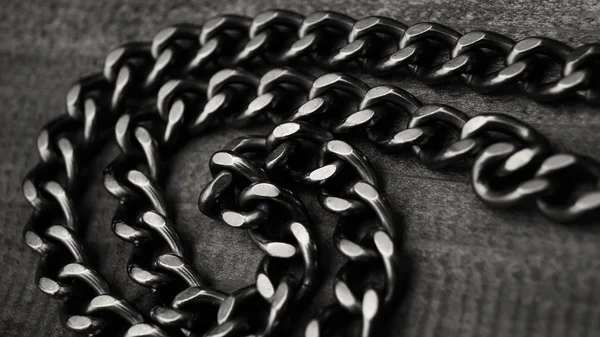 ヴィンテージの黒の背景上の鋼チェーン — ストック写真