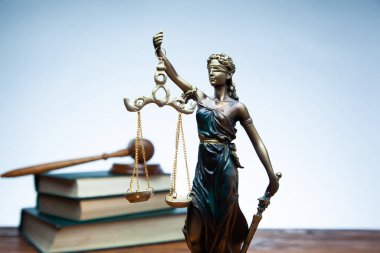 Masasında yargıç olan adaletli kadın.