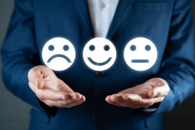 Erkek eli ekranda gülümser.