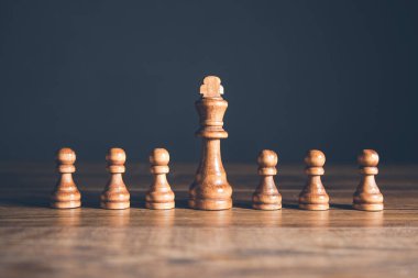 Koyu arkaplanda satranç