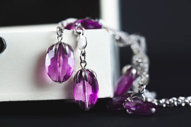 Koyu arkaplanda kolye