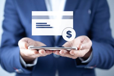 Ekranda kartı olan bir adam cep telefonu.