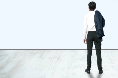 Duvara bakan bir adam. 