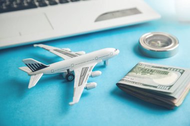 Paralı uçak ve bilgisayar masası