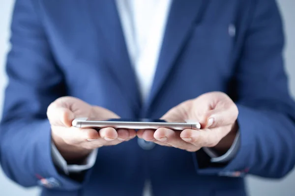 Giovane Mano Tenendo Telefono — Foto Stock