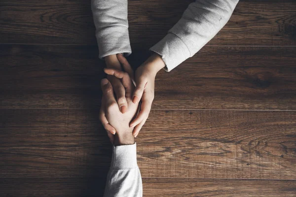 Mujer Hombre Mano Sobre Mesa —  Fotos de Stock