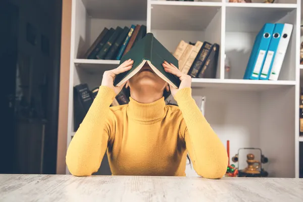 Donna Mano Libro Sul Viso Sulla Scrivania — Foto Stock