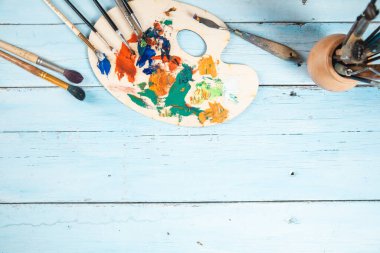 Masadaki fırçaları göstererek.