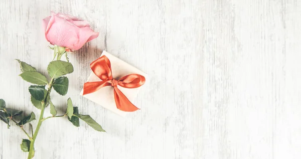 Rosa Con Caja Regalo Blanca Escritorio — Foto de Stock