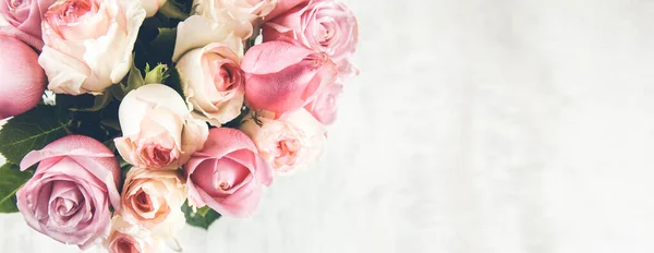 木製の机の上にピンクのバラ — ストック写真