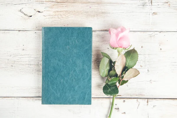 Рожеві Троянди Синій Книзі Столі — стокове фото