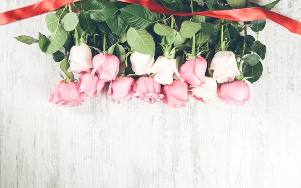 Розовые Розы Деревянном Столе — стоковое фото