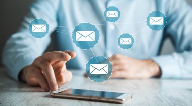 Ekranda mesaj işareti olan bir adam cep telefonu