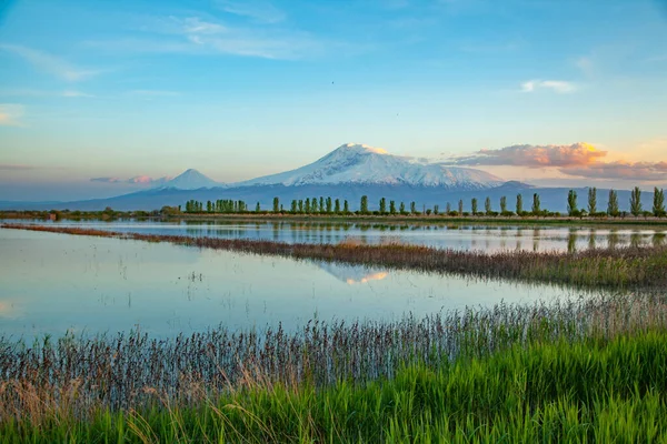 Montanha Ararat Com Lago Por Sol — Fotografia de Stock