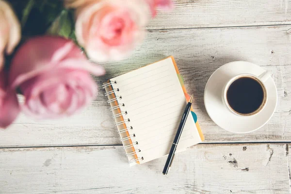 Rosas Com Café Bloco Notas Mesa — Fotografia de Stock