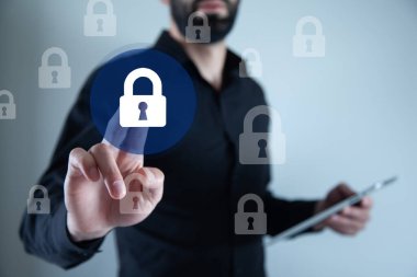 Adam ekrandaki kilide dokunuyor