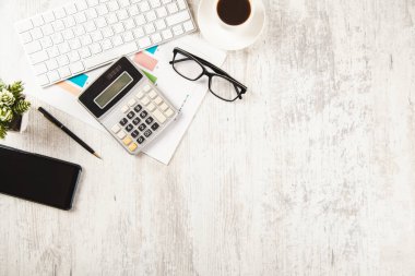 Masaüstünde grafik ve bilgisayar olan hesap makinesi