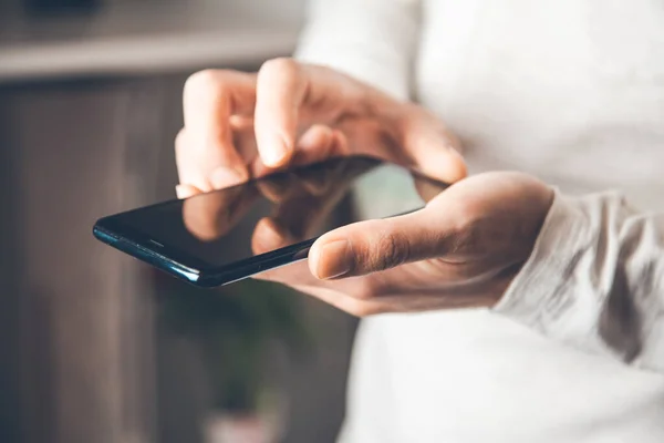 Ung Man Hand Hålla Smart Telefon — Stockfoto