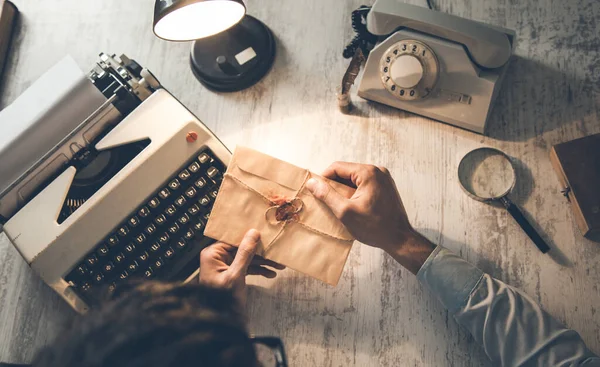 Hombre Máquina Escribir Mano Con Letras Escritorio — Foto de Stock