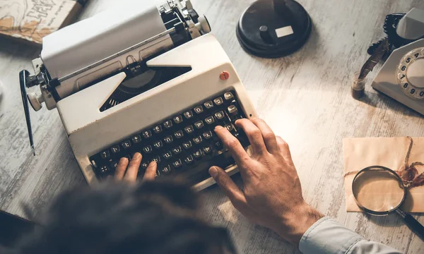 Hombre Máquina Escribir Mano Con Letras Escritorio — Foto de Stock