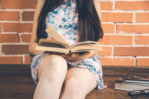 Молодая Женщина Читает Книгу Дома — стоковое фото