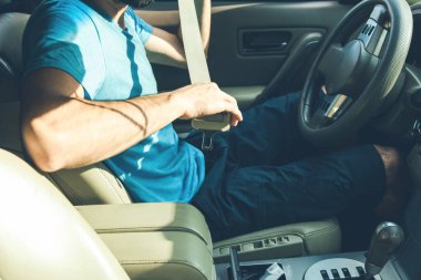 Yolcu emniyet kemerini takıyor.