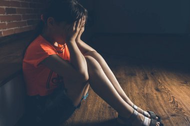 Odada ağlayan bir bebek var.