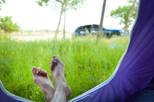 Man Feet Kempingi Namiot Forest — Zdjęcie stockowe