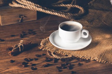 Koyu arkaplanda kahve çekirdekleri