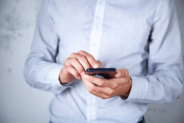 Man Hand Hålla Smart Telefon Vit Bakgrund — Stockfoto