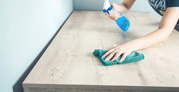 Kéz Tisztítása Kék Spray Palack Ruha Asztalon — Stock Fotó
