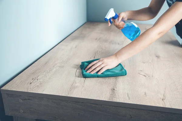 Kéz Tisztítása Kék Spray Palack Ruha Asztalon — Stock Fotó