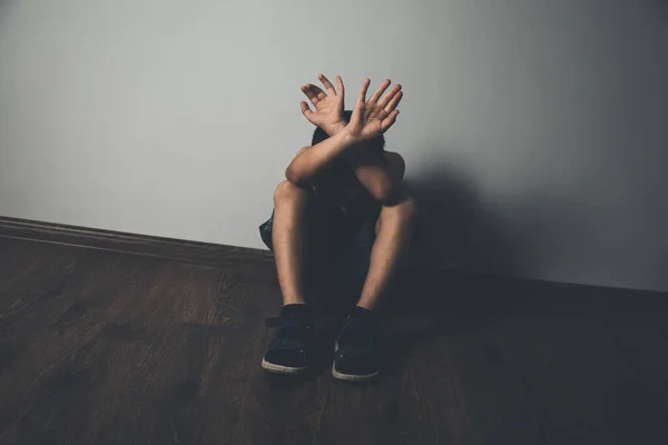 Triste Bebê Mão Parar Sinal Casa — Fotografia de Stock