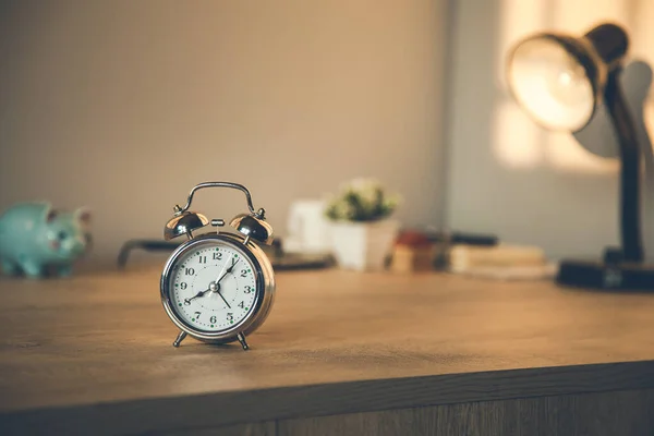 Orologio Sul Tavolo Lavoro Legno — Foto Stock